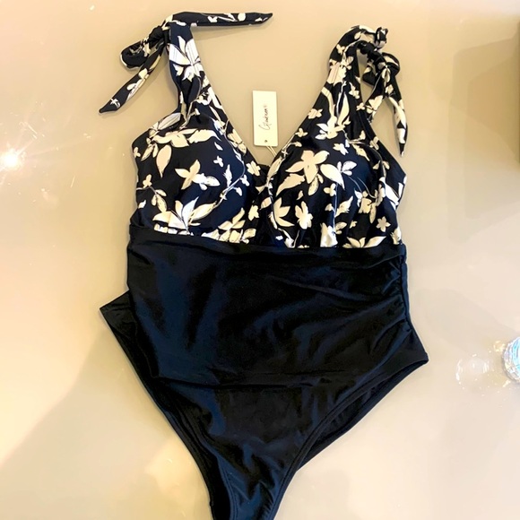 Glowbeam 1 Piece Ruched Black and White Swimsuit Size 1X Tummy Control NWT - Picture 3 of 15